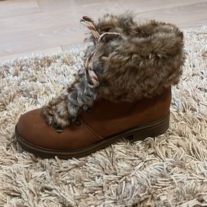 Target brand New in box Universal Thread Lilliana boot 9 faux fur
